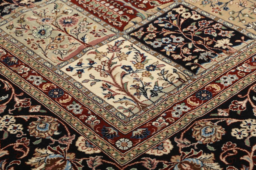 Een groot rechthoekig handgeknoopt Yazd-tapijt uit het Midden-Oosten met een veelkleurig tuinpaneelontwerp