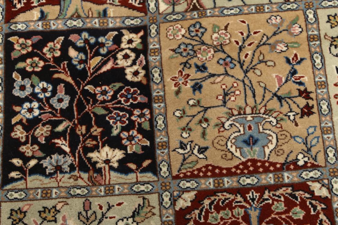 Een groot rechthoekig handgeknoopt Yazd-tapijt uit het Midden-Oosten met een veelkleurig tuinpaneelontwerp