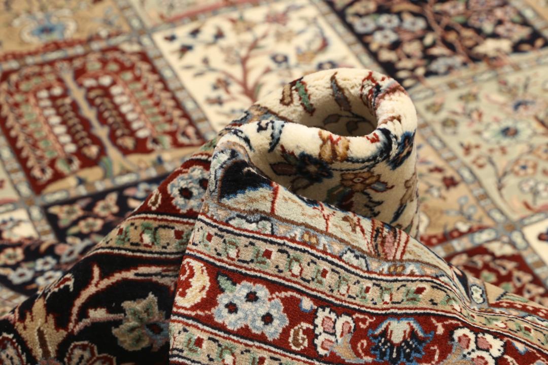 Een groot rechthoekig handgeknoopt Yazd-tapijt uit het Midden-Oosten met een veelkleurig tuinpaneelontwerp