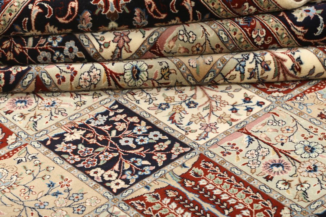 Een groot rechthoekig handgeknoopt Yazd-tapijt uit het Midden-Oosten met een veelkleurig tuinpaneelontwerp