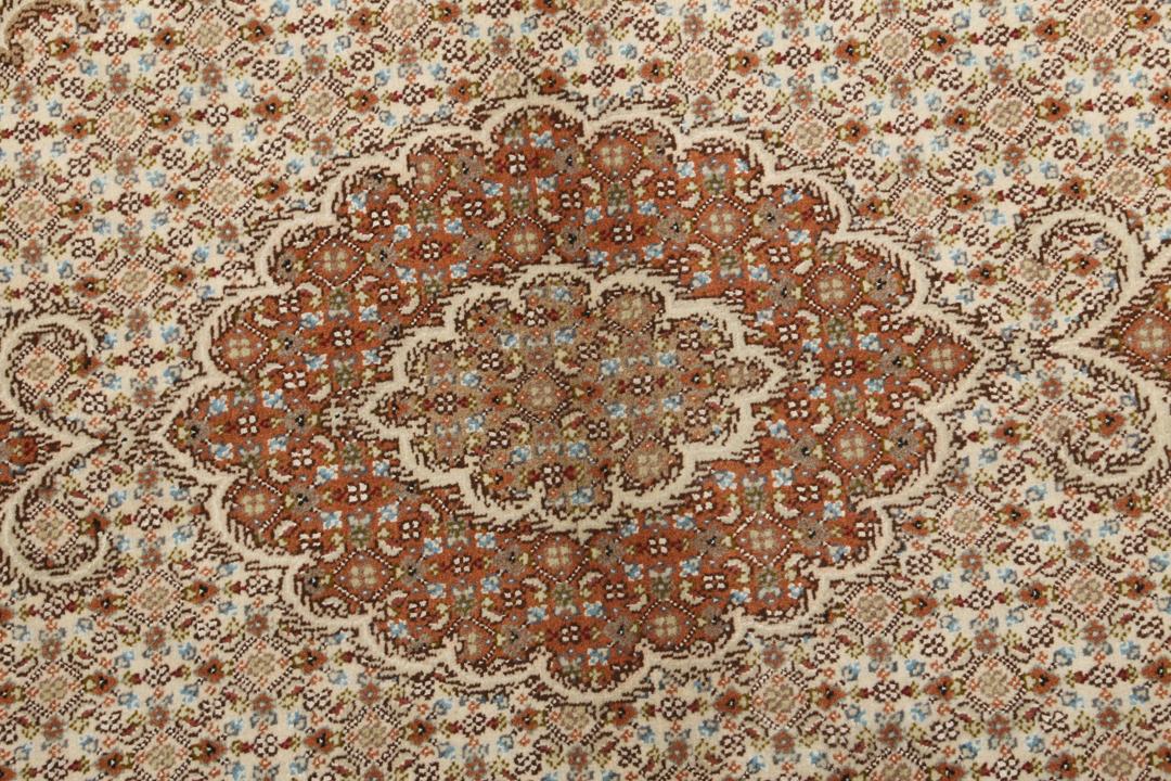 Håndknyttet Tabriz 50 Raj-tæppe fra Mellemøsten i beige nuancer