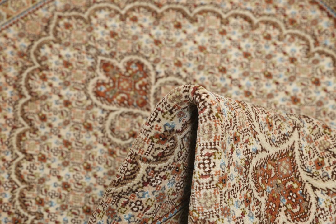 Håndknyttet Tabriz 50 Raj-tæppe fra Mellemøsten i beige nuancer
