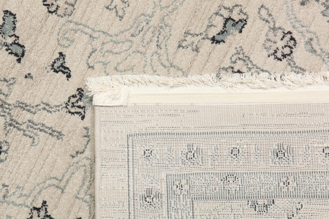 Vierkant beige tapijt met groene florale patronen en franjedetails