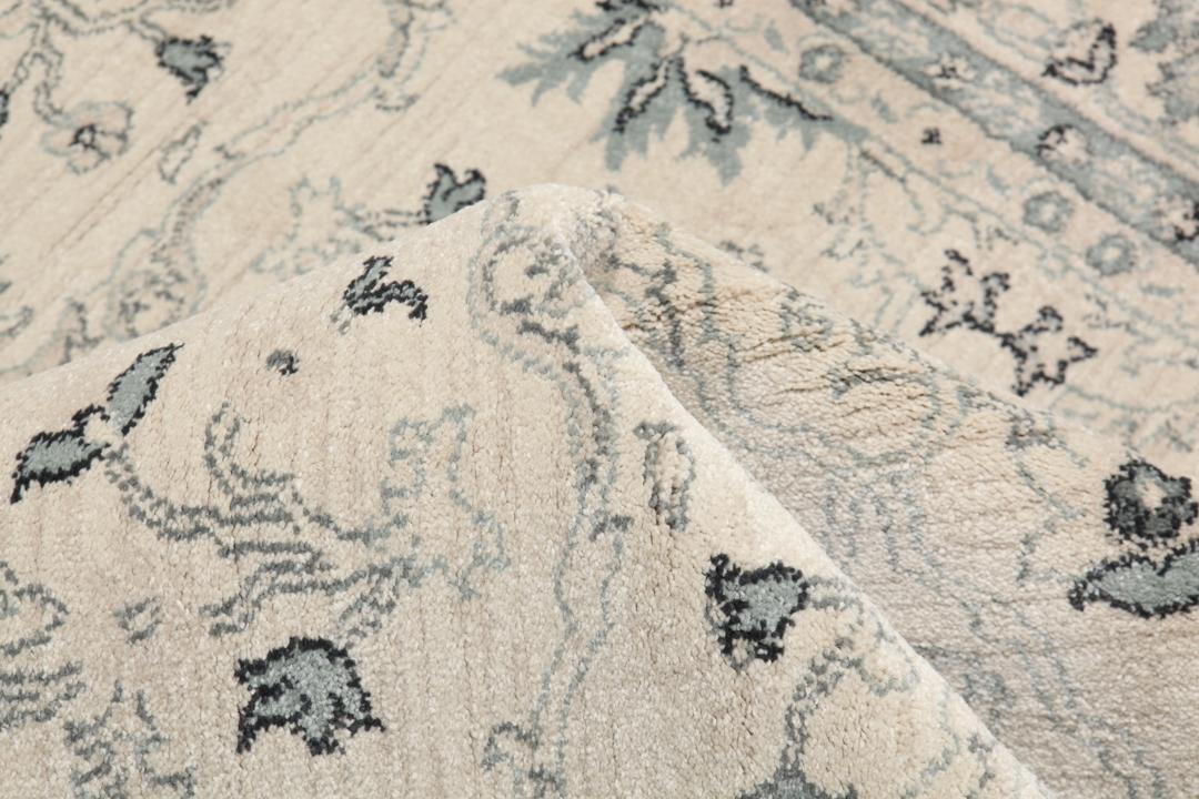 Vierkant beige tapijt met groene florale patronen en franjedetails