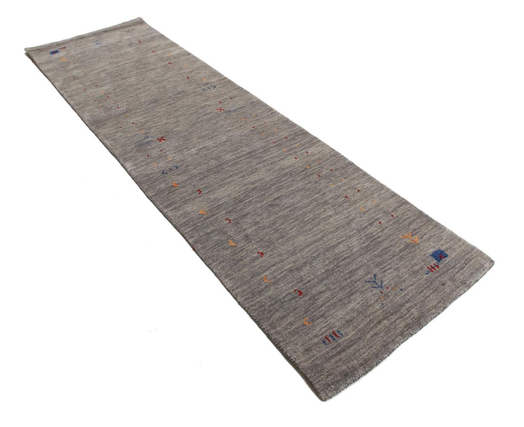 Een lange, grijze loper met kleine, kleurrijke geometrische motieven en een zachte wollen pool.