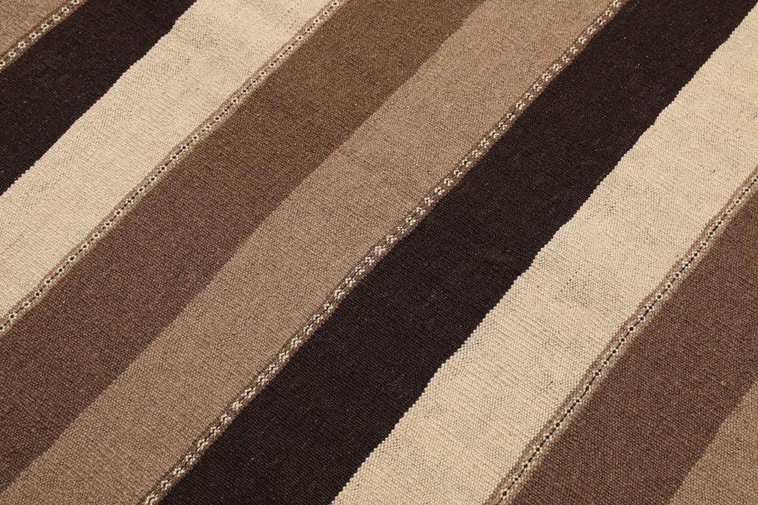 Håndvævet Kelim-tæppe fra Mellemøsten med et brunt og beige stribet mønster.