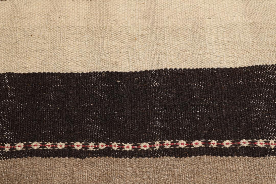 Håndvævet mellemøstligt kelimtæppe med brune og beige striber
