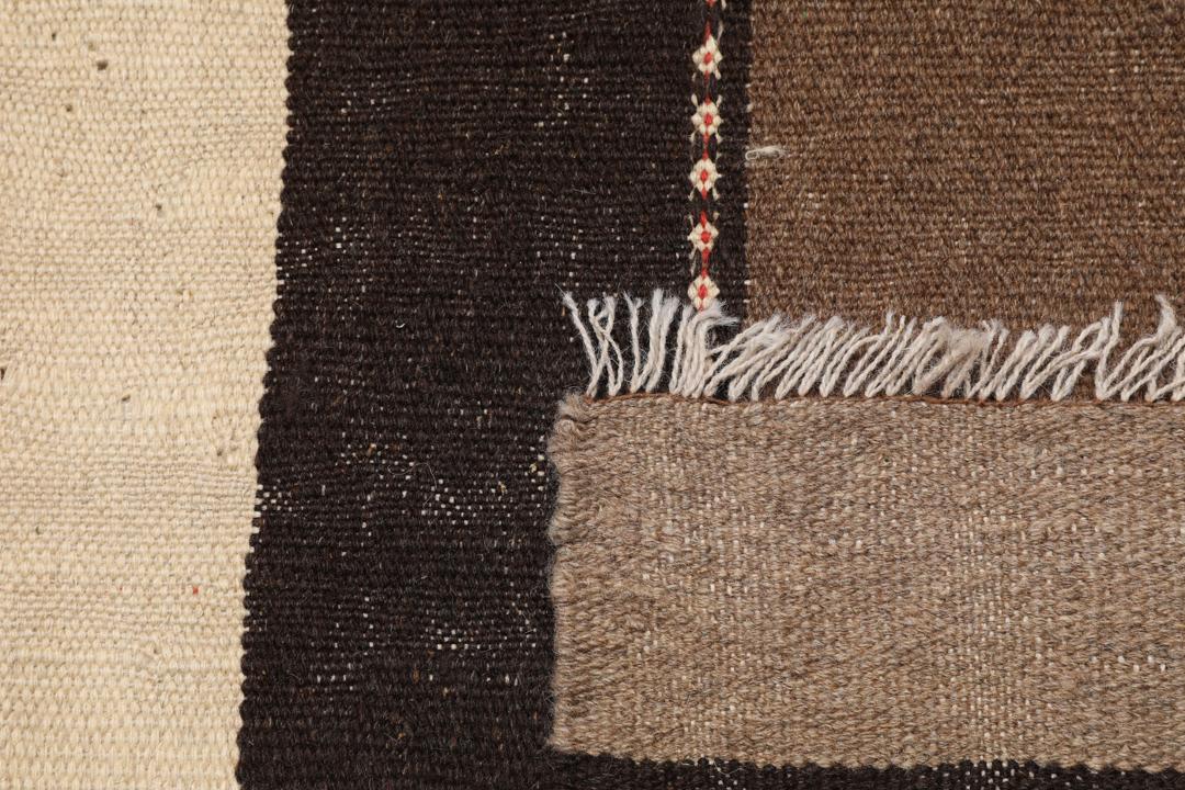 Håndvævet mellemøstligt kelimtæppe med brune og beige striber