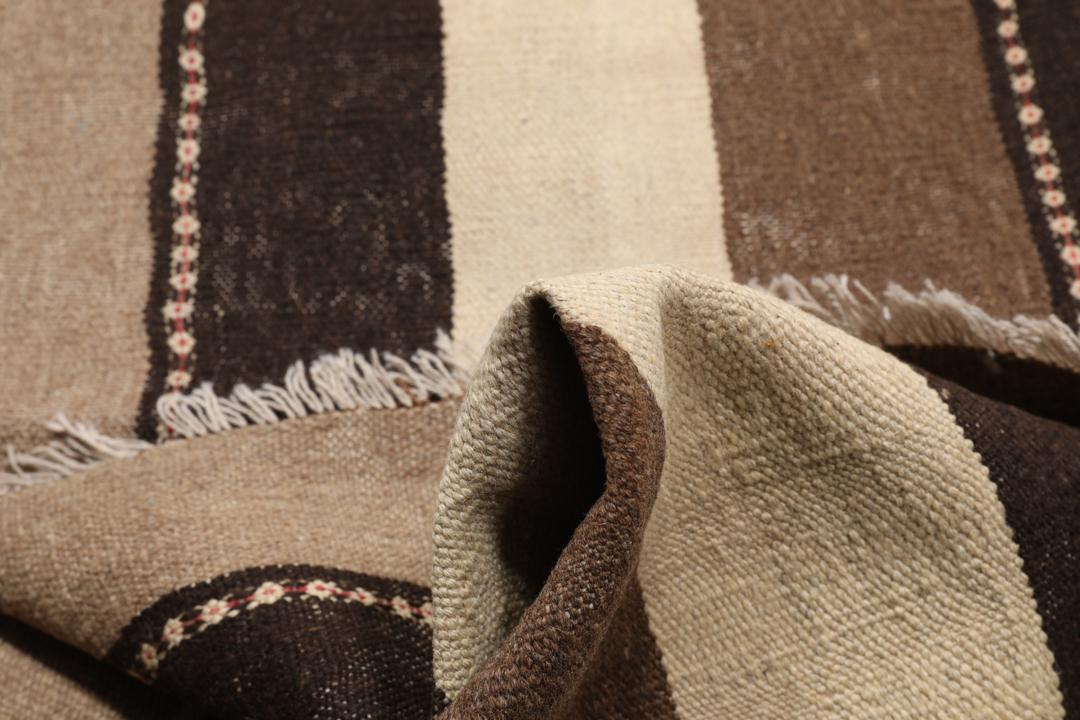 Håndvævet mellemøstligt kelimtæppe med brune og beige striber