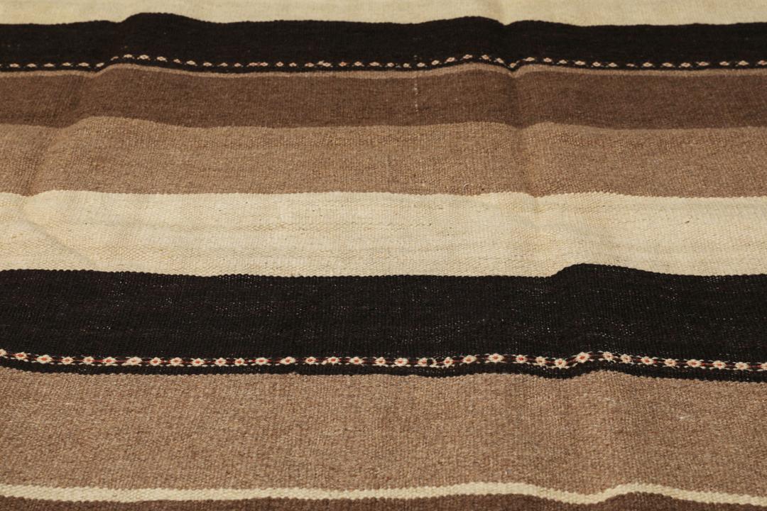 Håndvævet stribet Kelim-tæppe fra Mellemøsten i nuancer af brun og beige.