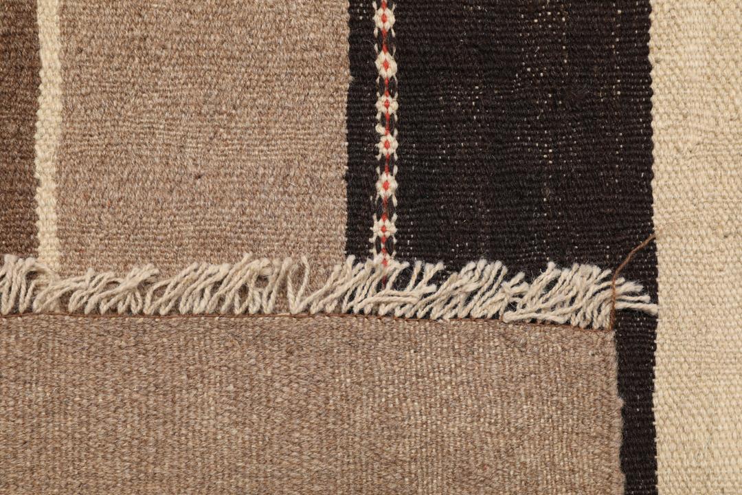 Håndvævet stribet Kelim-tæppe fra Mellemøsten i nuancer af brun og beige.