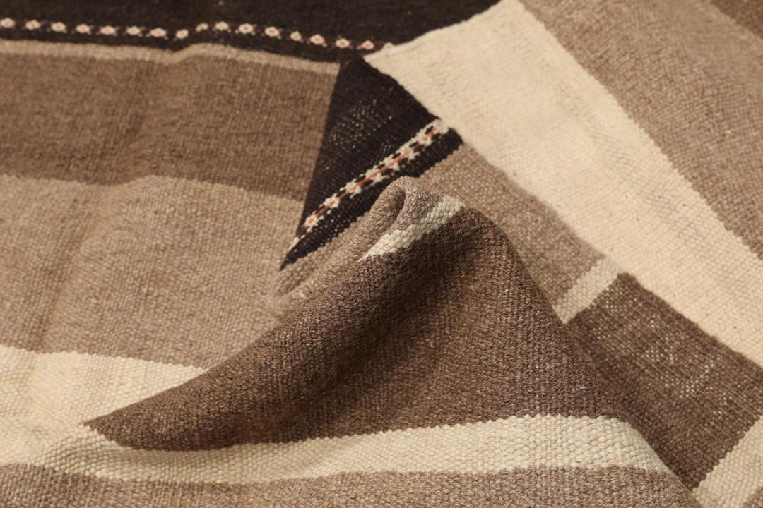 Håndvævet stribet Kelim-tæppe fra Mellemøsten i nuancer af brun og beige.