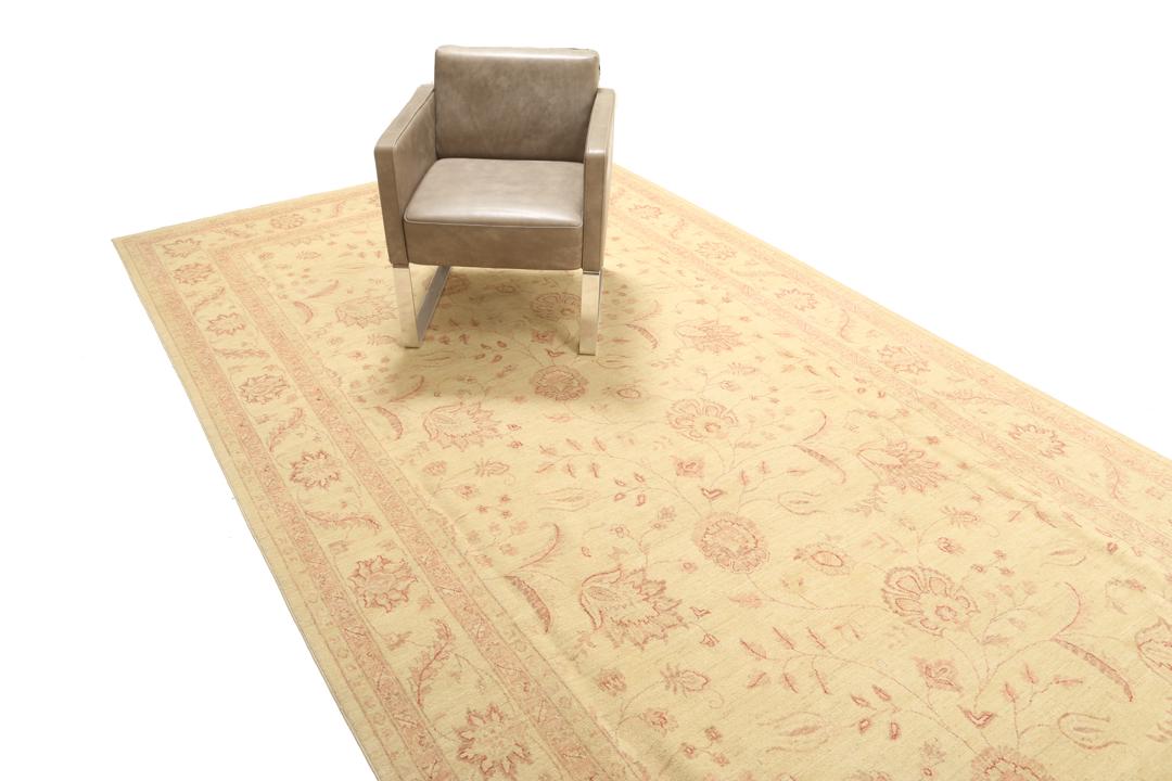 Hand-knotted Ziegler Fine runner with floral patterns in beige and red from Pakistan