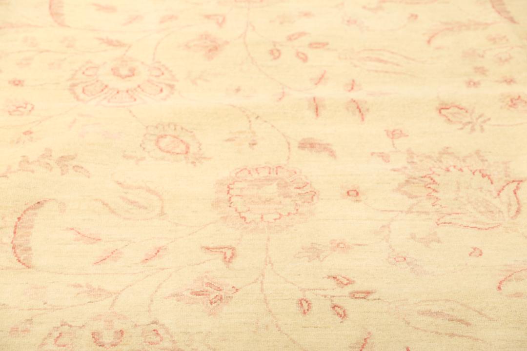 Hand-knotted Ziegler Fine runner with floral patterns in beige and red from Pakistan