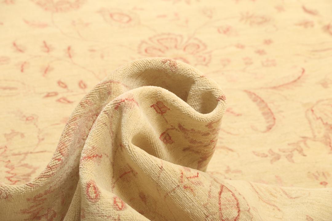 Hand-knotted Ziegler Fine runner with floral patterns in beige and red from Pakistan