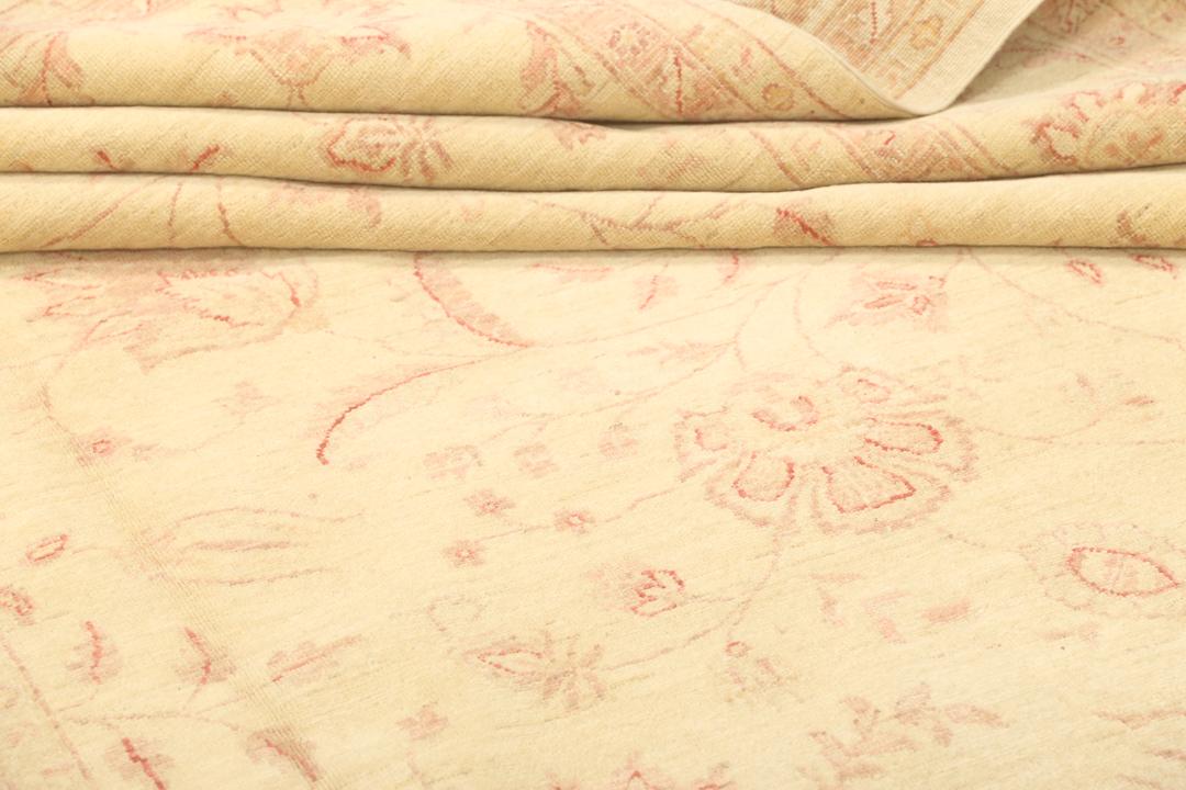 Hand-knotted Ziegler Fine runner with floral patterns in beige and red from Pakistan