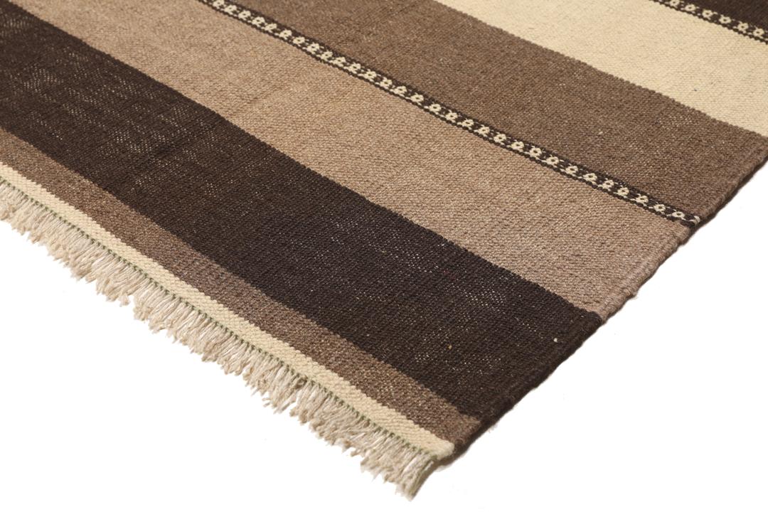 Handgeweven Kilim-tapijt uit het Midden-Oosten met een gestreept patroon in beige en bruine tinten.