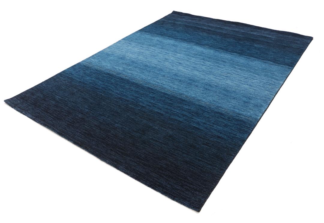 Handgemaakt blauw tapijt met een ombré verloop