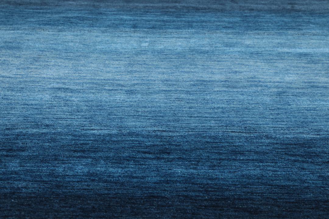 Handgemaakt blauw tapijt met een ombré verloop