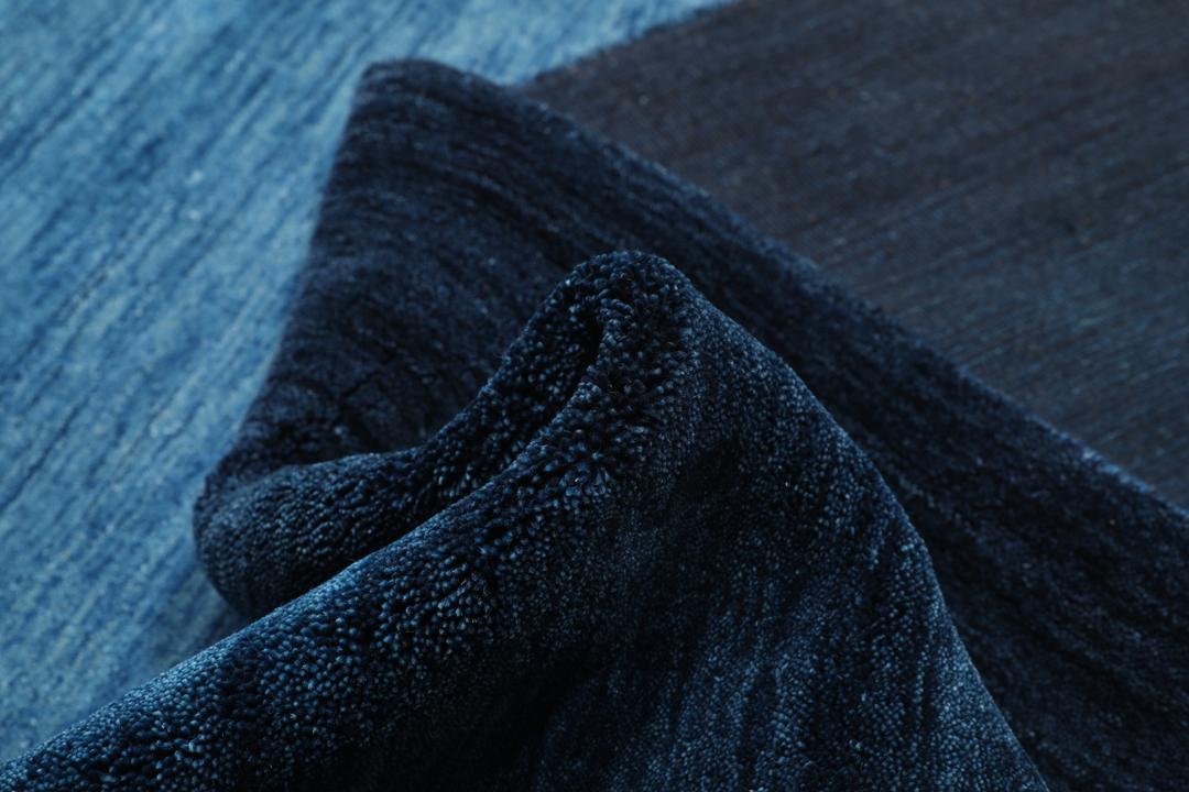 Handgemaakt blauw tapijt met een ombré verloop