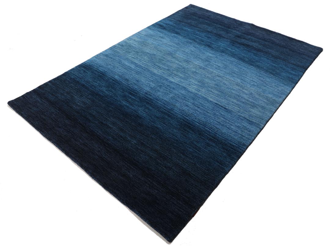 Handgemaakt blauw tapijt met een ombré verloop