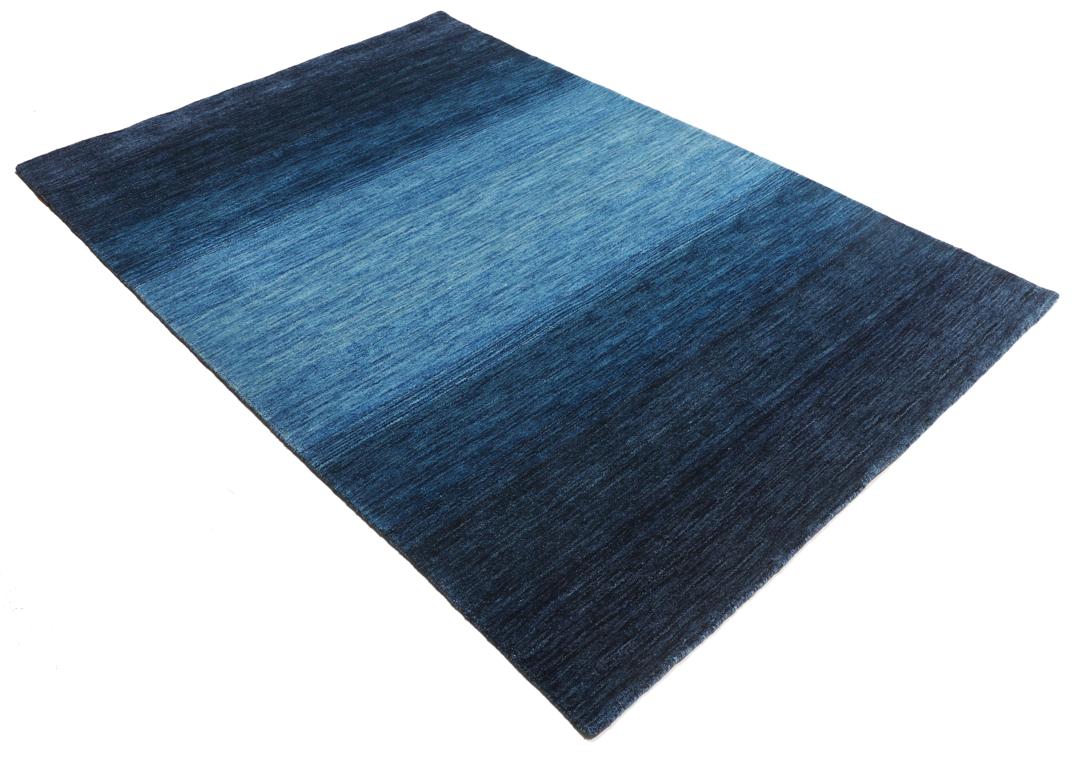 Handgemaakt blauw tapijt met een ombré verloop