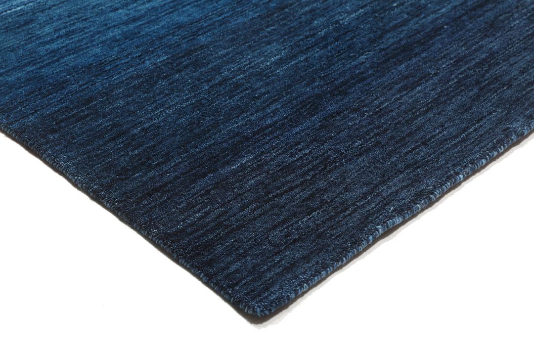 Handgemaakt blauw tapijt met een ombré verloop