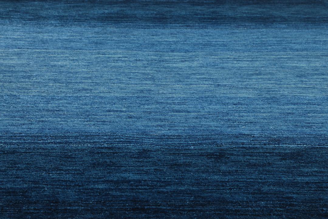 Handgemaakt blauw tapijt met een ombré verloop