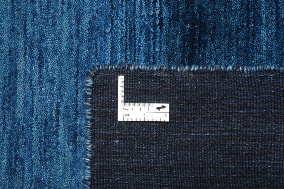Handgemaakt blauw tapijt met een ombré verloop