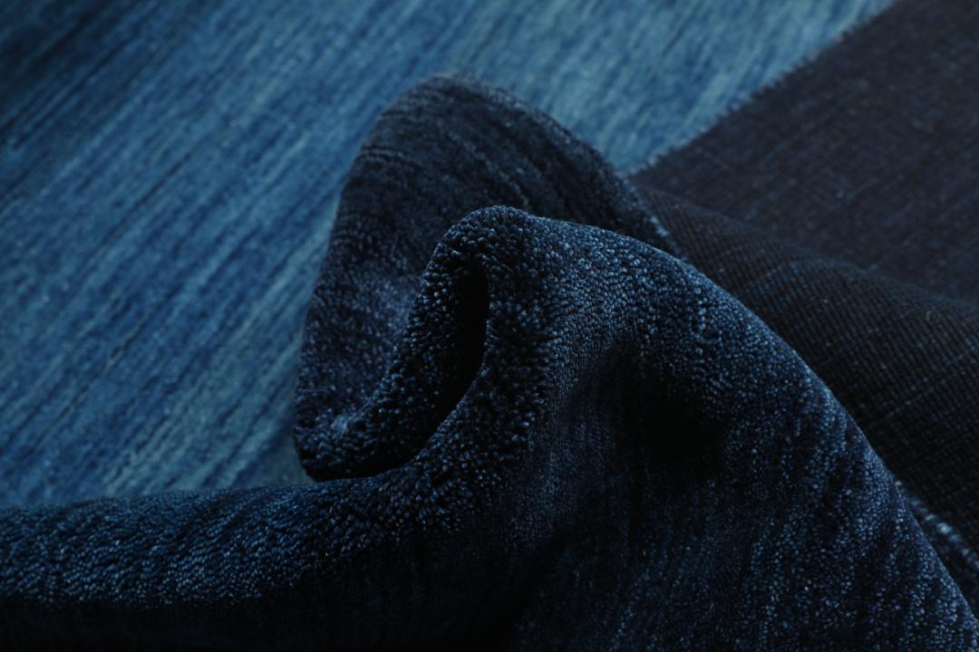 Handgemaakt blauw tapijt met een ombré verloop