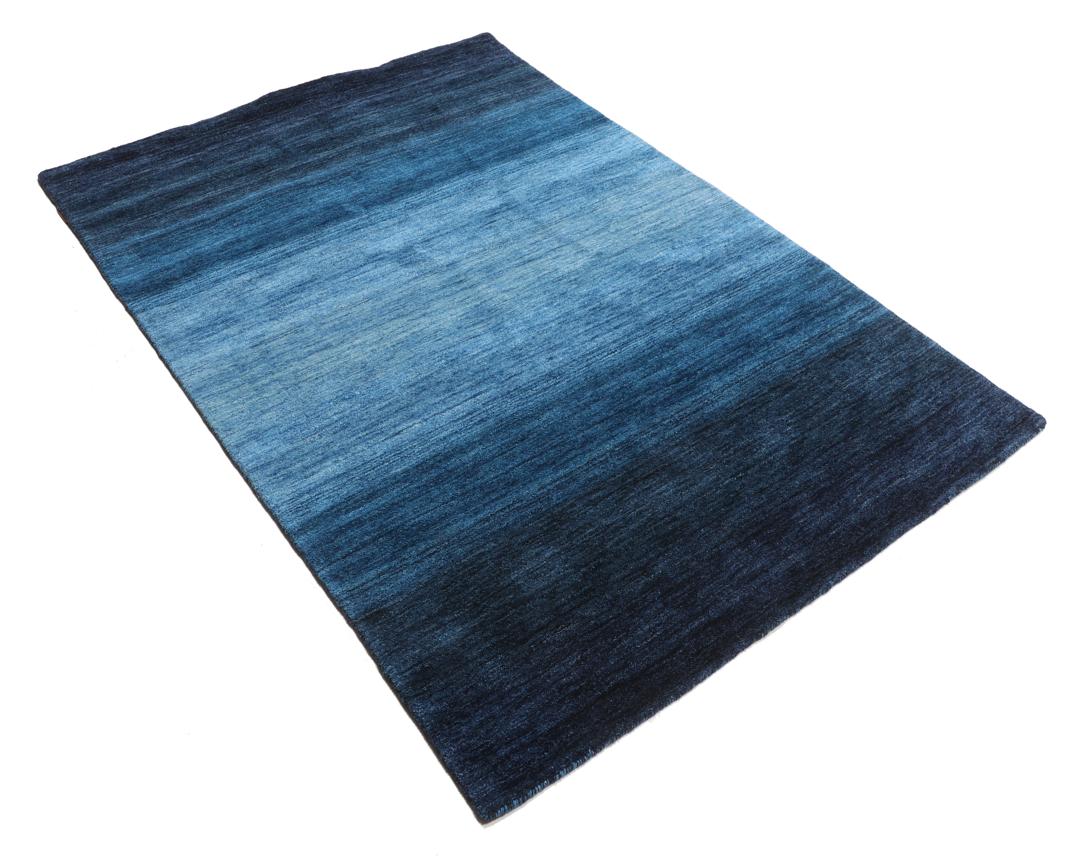 Tapis bleu fait main avec un motif en dégradé ombré