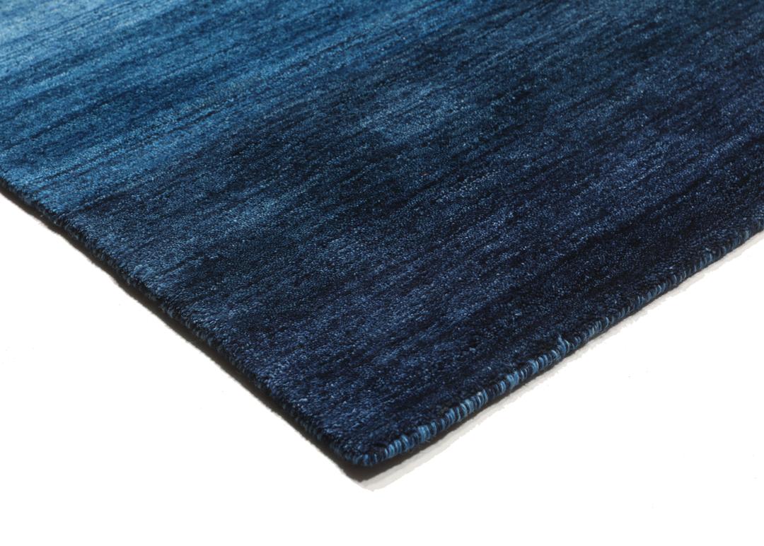 Tapis bleu fait main avec un motif en dégradé ombré