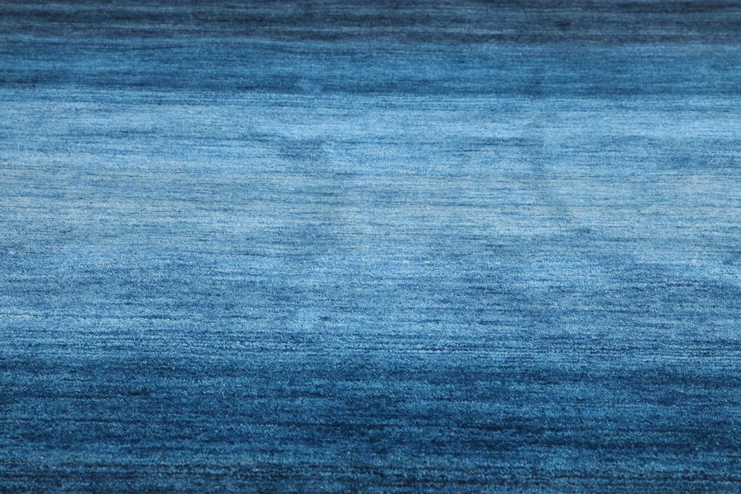Tapis bleu fait main avec un motif en dégradé ombré