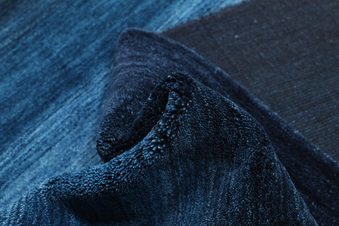 Tapis bleu fait main avec un motif en dégradé ombré