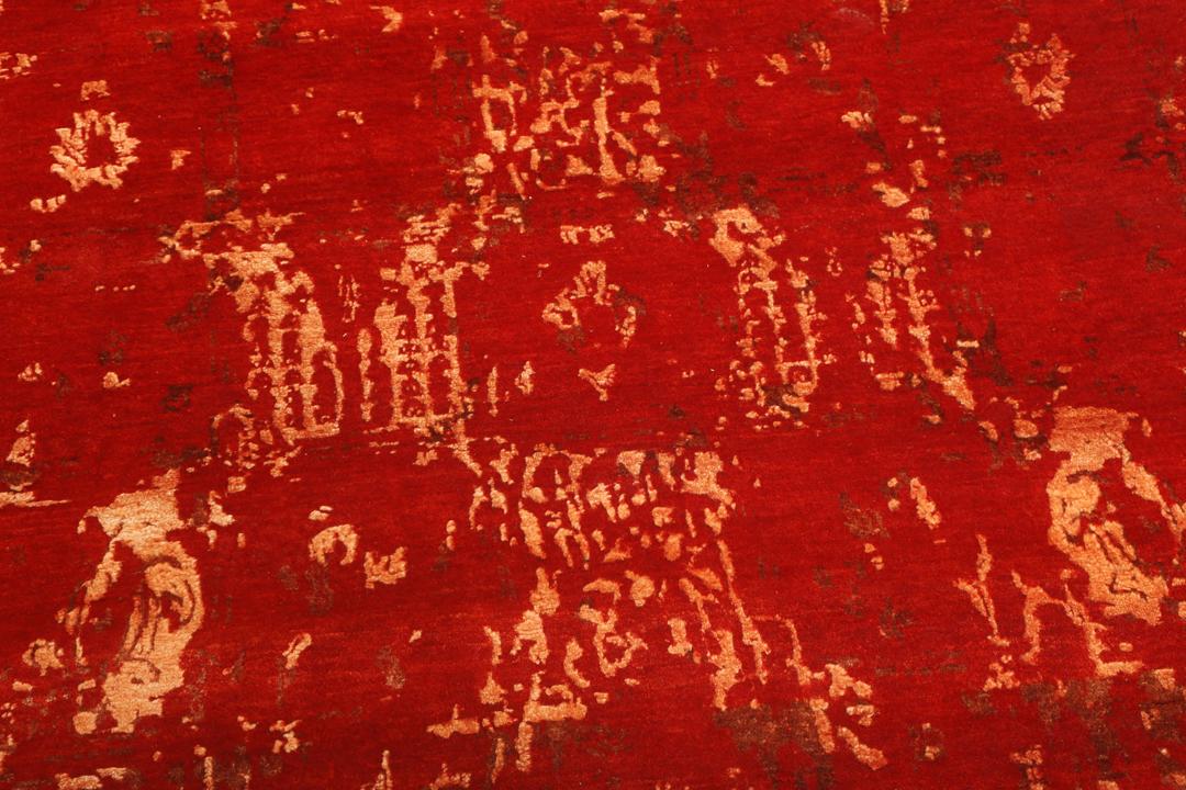 Ein großer rechteckiger zeitgenössischer Teppich aus Indien mit einem kräftigen roten Feld und künstlerischer Abnutzung