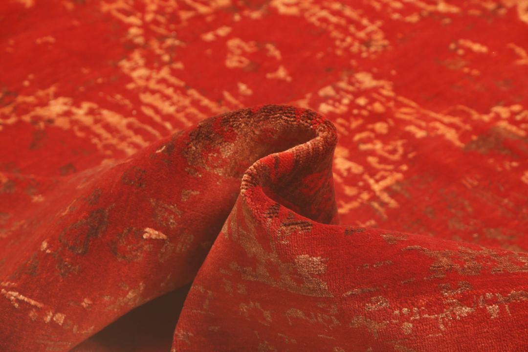 Ein großer rechteckiger zeitgenössischer Teppich aus Indien mit einem kräftigen roten Feld und künstlerischer Abnutzung