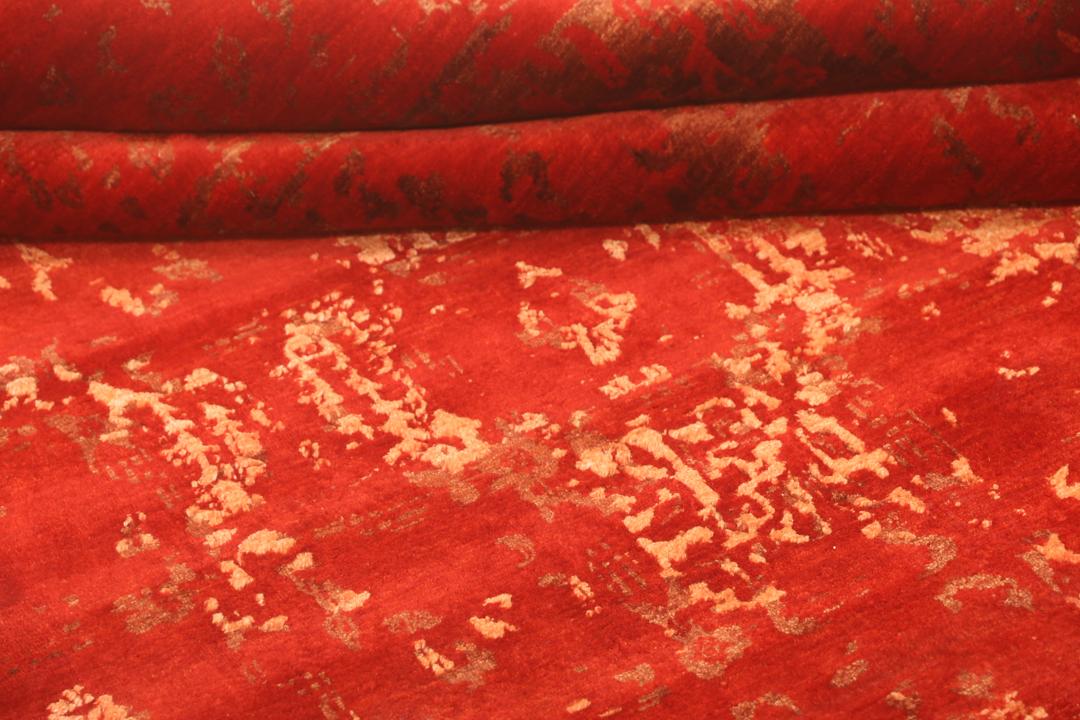 Ein großer rechteckiger zeitgenössischer Teppich aus Indien mit einem kräftigen roten Feld und künstlerischer Abnutzung