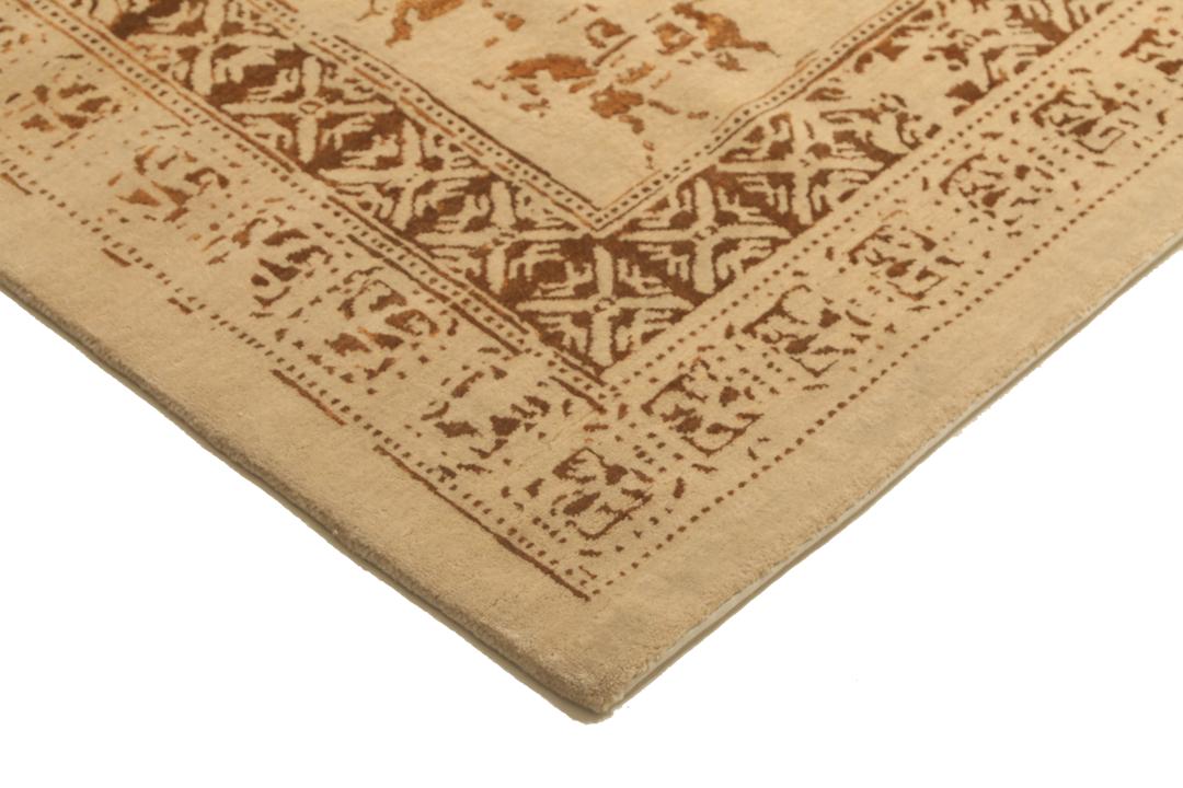 Håndknyttet indisk tæppe med beige og varme brune dyre- og blomstermotiver