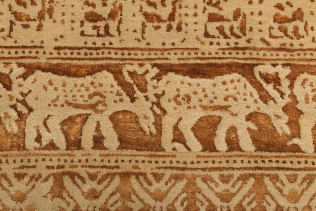 Håndknyttet indisk tæppe med beige og varme brune dyre- og blomstermotiver