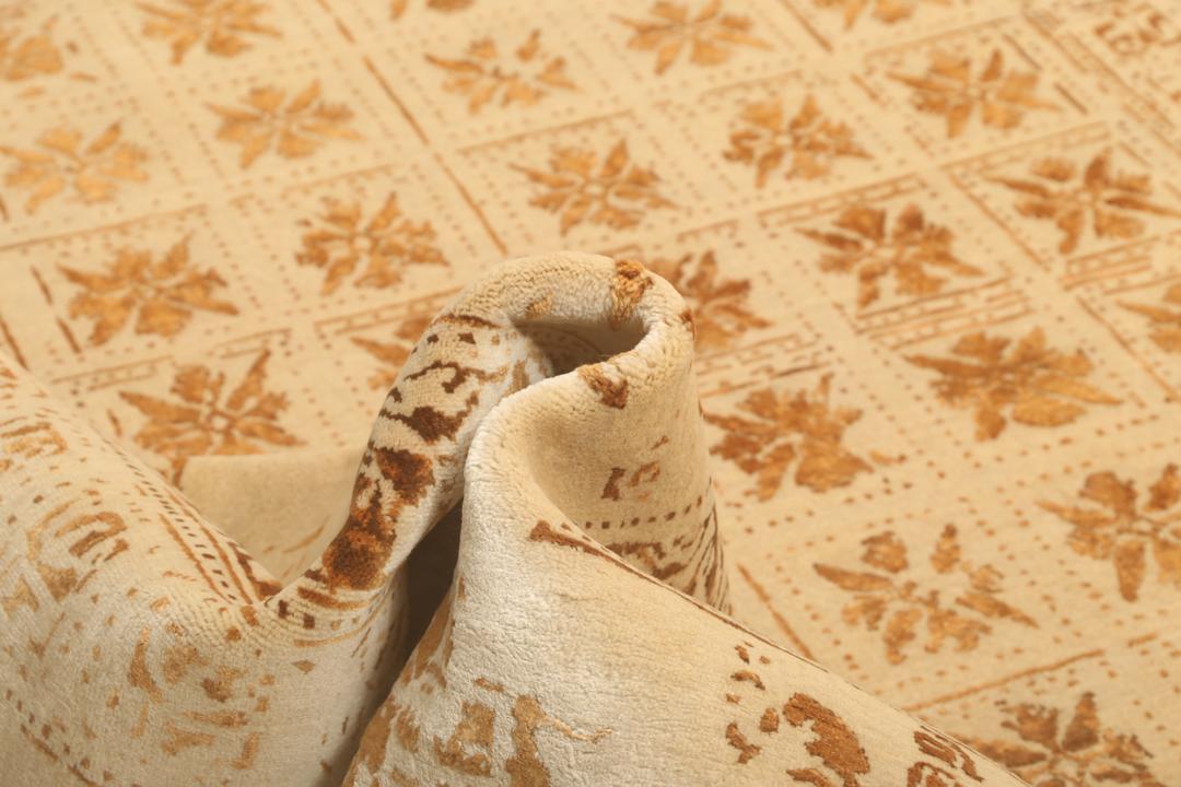 Håndknyttet indisk tæppe med beige og varme brune dyre- og blomstermotiver