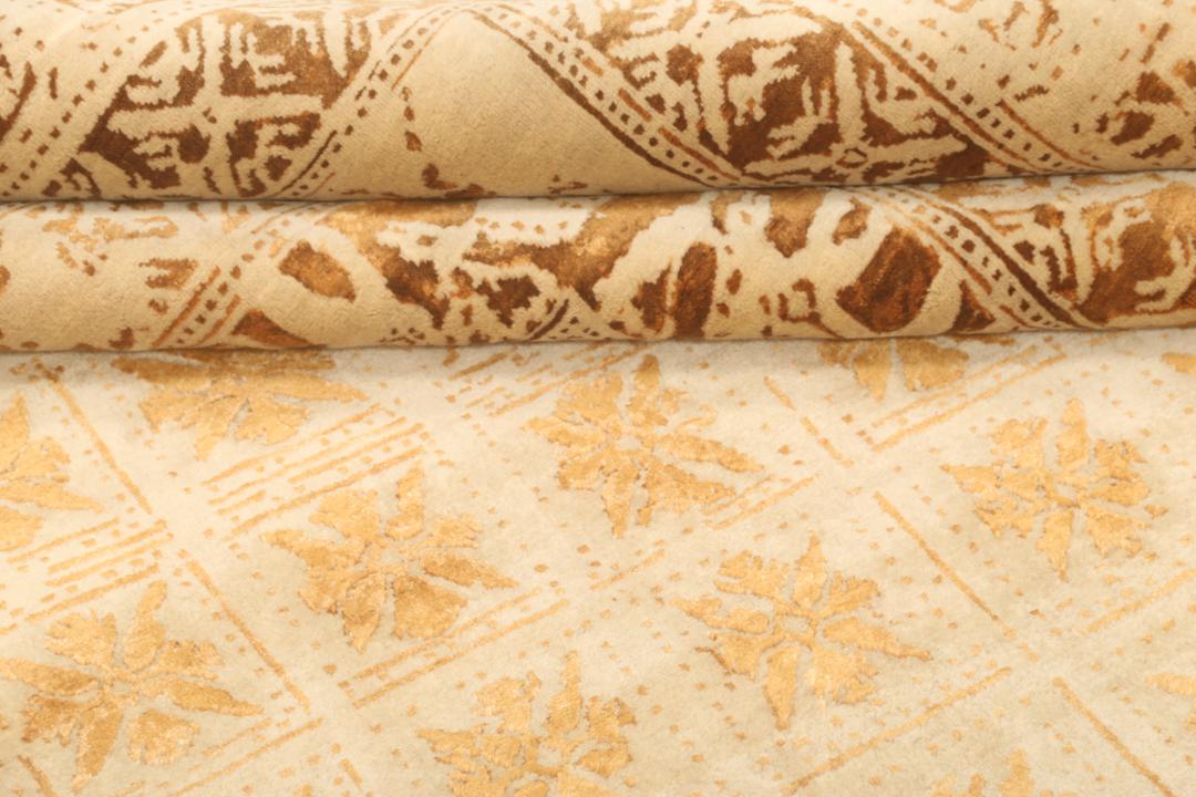 Håndknyttet indisk tæppe med beige og varme brune dyre- og blomstermotiver