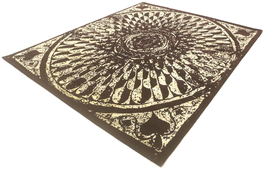 Un tapis moderne noué à la main originaire d'Inde avec un grand motif circulaire doré et noir.