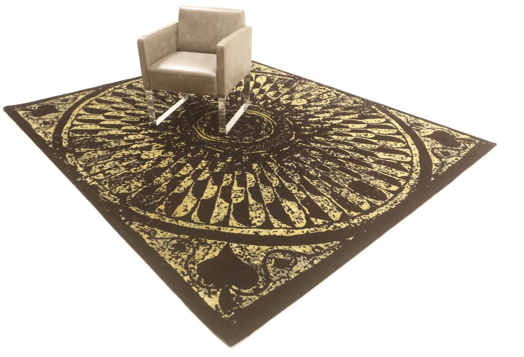 Un tapis moderne noué à la main originaire d'Inde avec un grand motif circulaire doré et noir.