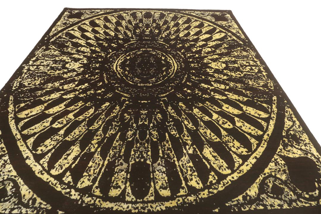 Un tapis moderne noué à la main originaire d'Inde avec un grand motif circulaire doré et noir.