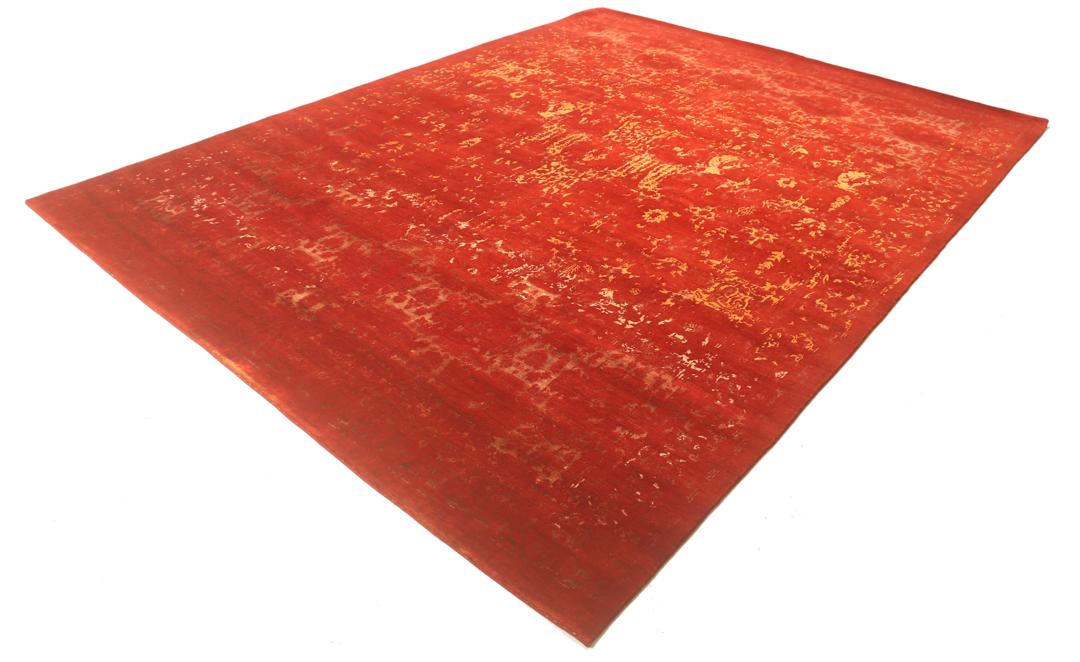 Een groot, rechthoekig handgeknoopt vloerkleed uit India met een levendig rood veld en organische gouden details.