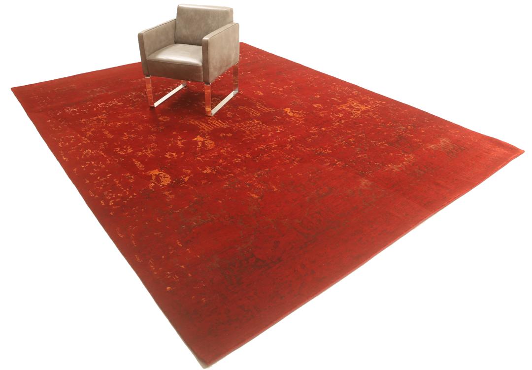 Een groot, rechthoekig handgeknoopt vloerkleed uit India met een levendig rood veld en organische gouden details.