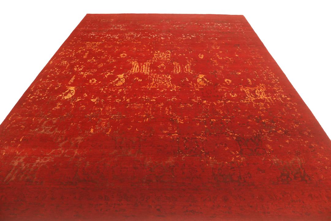 Een groot, rechthoekig handgeknoopt vloerkleed uit India met een levendig rood veld en organische gouden details.