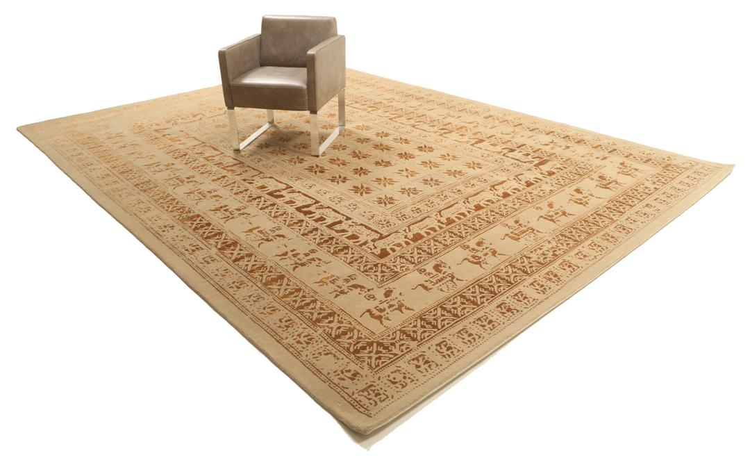 Et stort rektangulært indisk tæppe med en beige flade og indviklede gyldne mønstre.