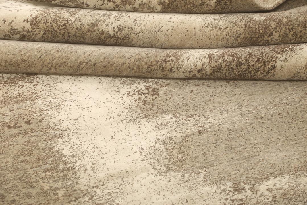 Modern abstract tapijt uit India in beige en bruine tinten