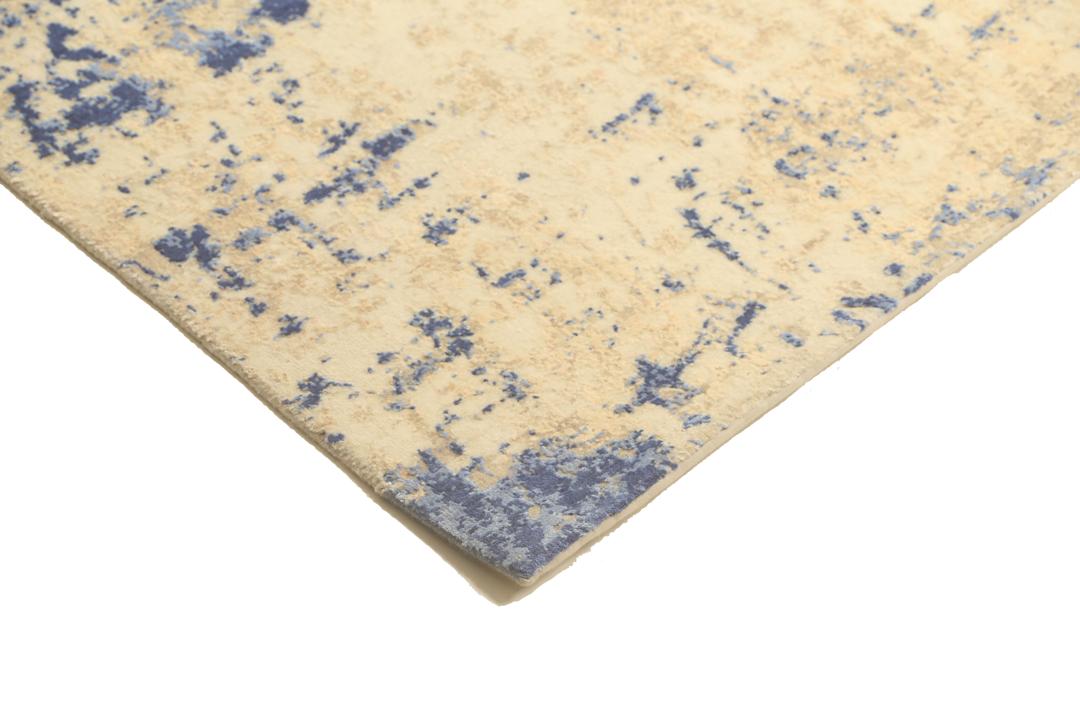 Moderne designs tæppe fra Indien i blå og cremede toner